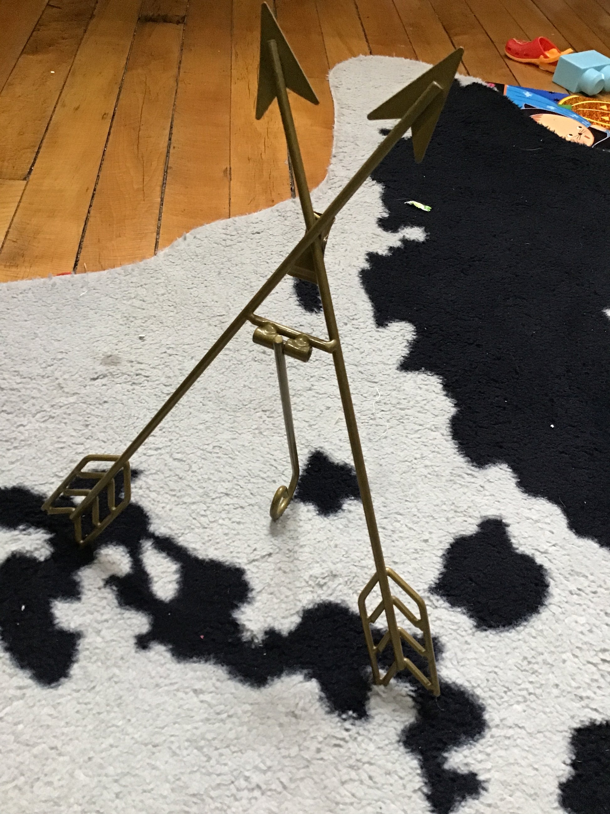 Arrow pic-clip frame