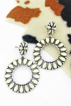 Load image into Gallery viewer, Saratoga Circle Earrings
